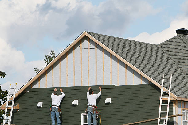 Professional Siding Replacement technician working in Glenview, IL